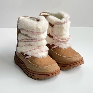 Carter’s Faux Fur Winter Boots Size 7 (6)